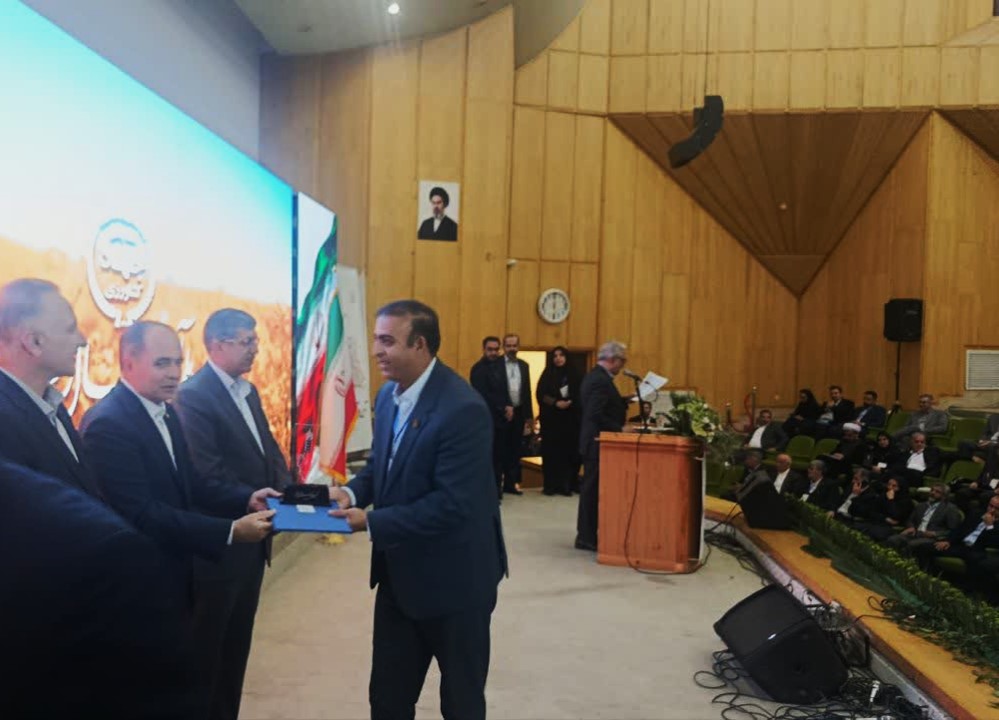 تجلیل وزیر جهاد کشاورزی از مدیر جهاد کشاورزی ارزوئیه به عنوان مدیر نمونه زراعی کشوری